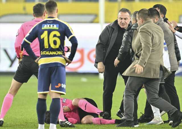 Hakem Meler'e atılan yumruk dünya basınında geniş yankı uyandırdı: Türk futbolunun utanç gecesi Hakem Meler'e atılan yumruk dünya basınında geniş yankı uyandırdı: Türk futbolunun utanç gecesi