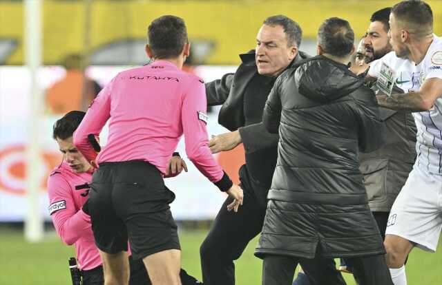 Hakem Meler'e atılan yumruk dünya basınında geniş yankı uyandırdı: Türk futbolunun utanç gecesi Hakem Meler'e atılan yumruk dünya basınında geniş yankı uyandırdı: Türk futbolunun utanç gecesi