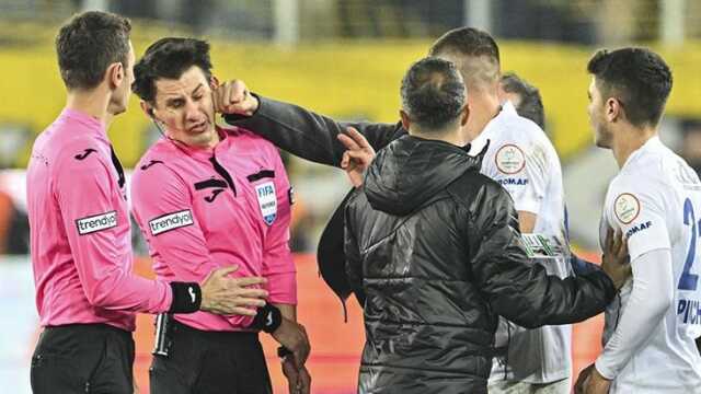Hakem Meler'e atılan yumruk dünya basınında geniş yankı uyandırdı: Türk futbolunun utanç gecesi Hakem Meler'e atılan yumruk dünya basınında geniş yankı uyandırdı: Türk futbolunun utanç gecesi