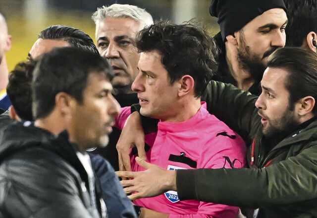 Hakem Meler'e atılan yumruk dünya basınında geniş yankı uyandırdı: Türk futbolunun utanç gecesi Hakem Meler'e atılan yumruk dünya basınında geniş yankı uyandırdı: Türk futbolunun utanç gecesi