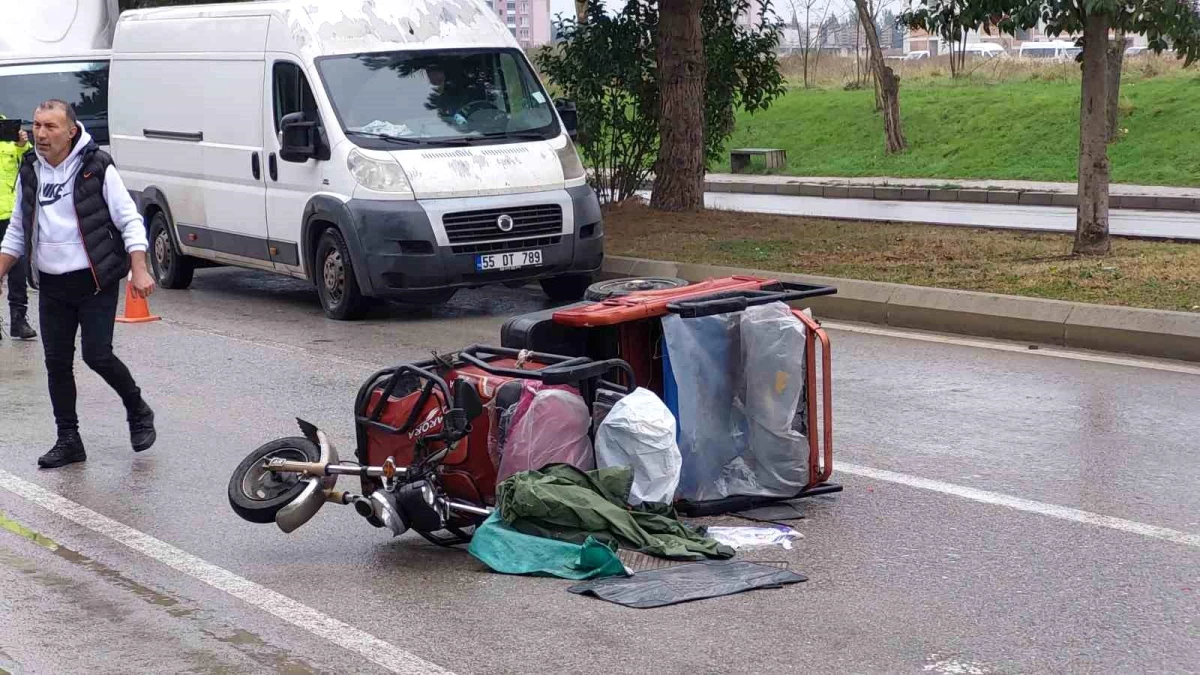 Samsun\'da 3 tekerli bisiklet ile ambulans çarpıştı: 2 yaralı