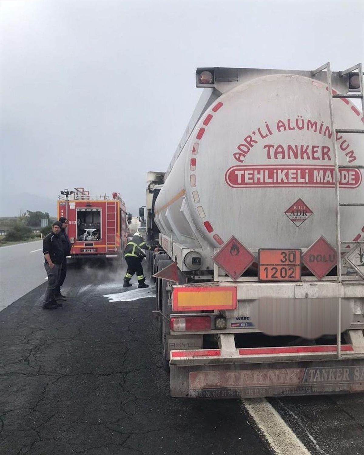 Erzin\'de seyir halindeki tankerin lastiğinde çıkan yangın söndürüldü