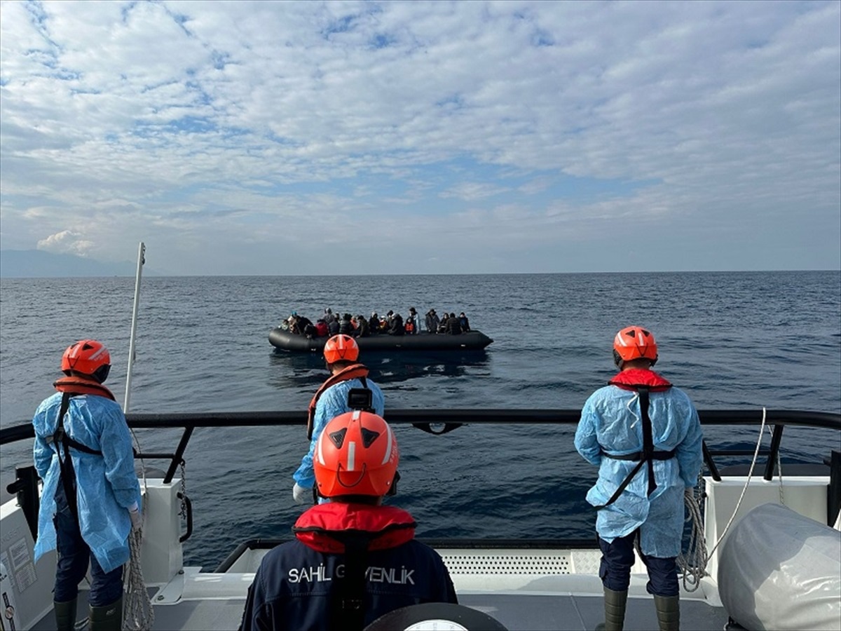 İzmir açıklarında 122 düzensiz göçmen kurtarıldı, 53 düzensiz göçmen yakalandı