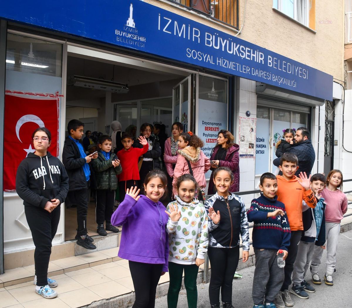 İzmir\'deki dezavantajlı mahallelerde çocuklar için sinema deneyimi