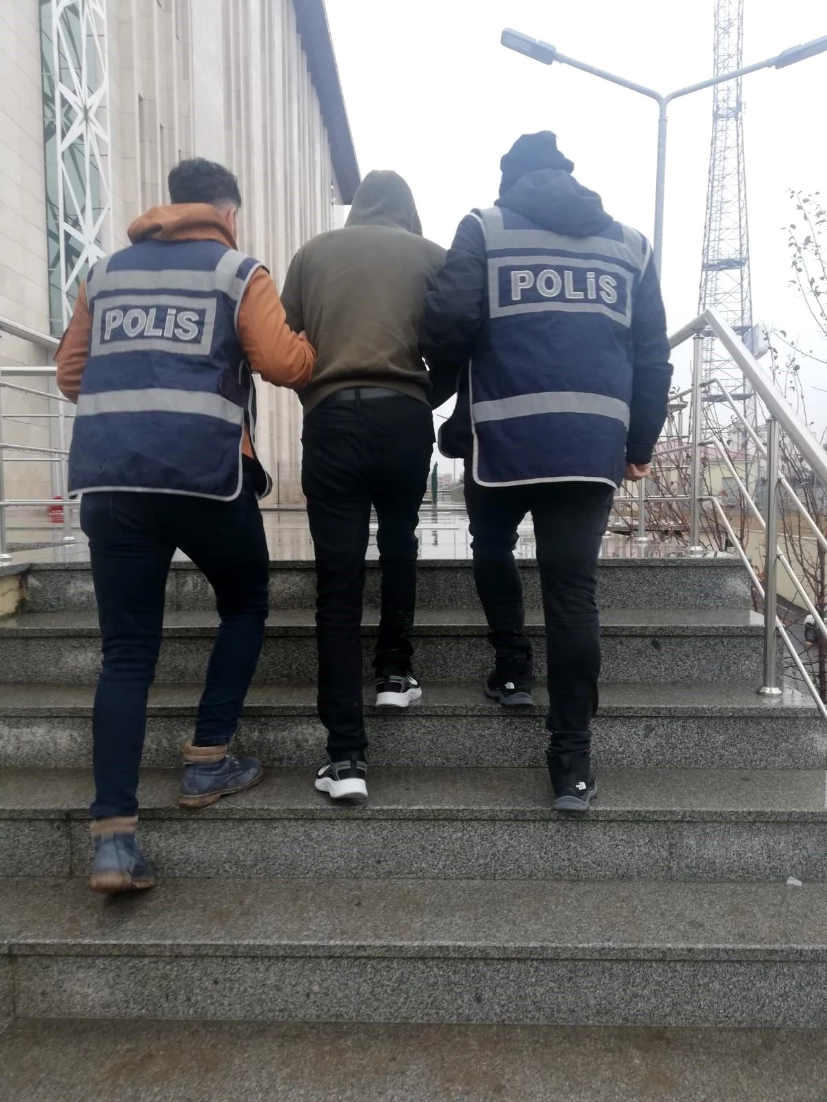 Gözaltına alınan Faruk Koca ile birlikte toplamda 3 kişi çıkarıldıkları mahkeme tarafından tutuklandı.