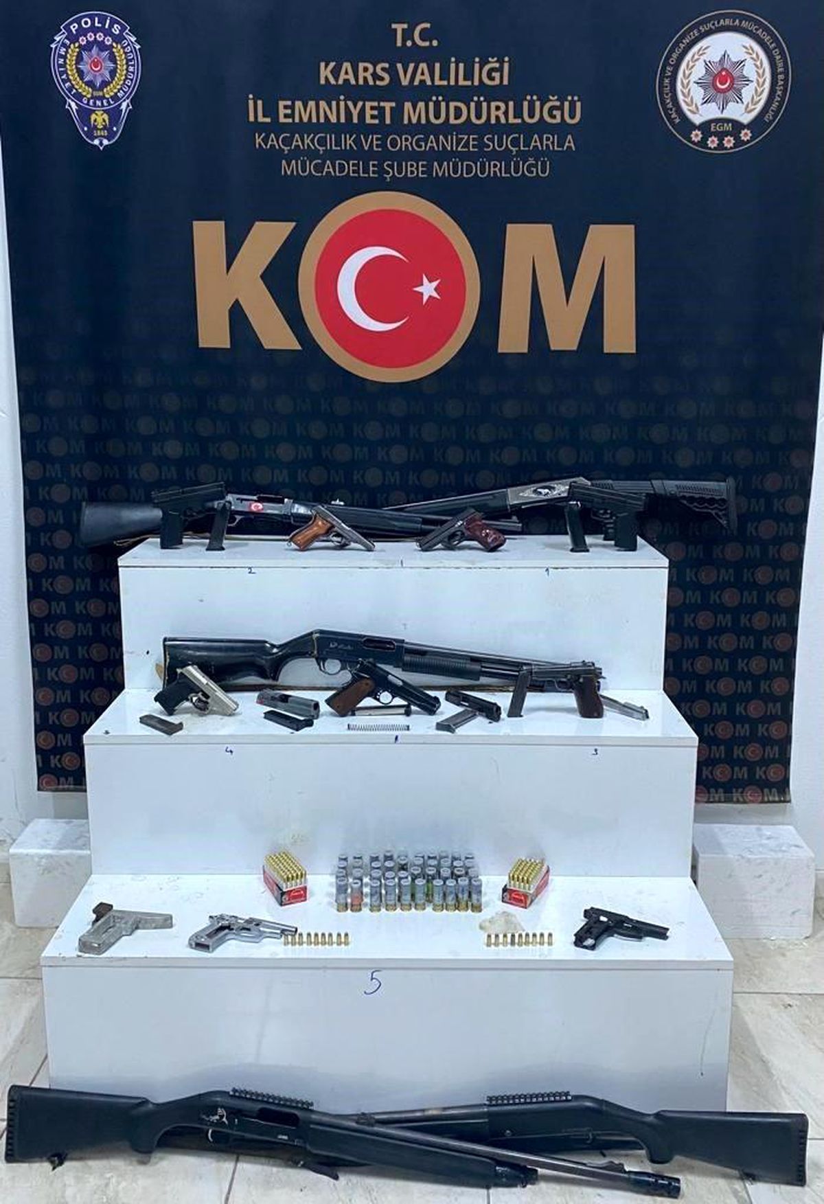 Kars\'ta silah operasyonu: Çok sayıda silah ve mühimmat ele geçirildi, 8 kişi gözaltına alındı
