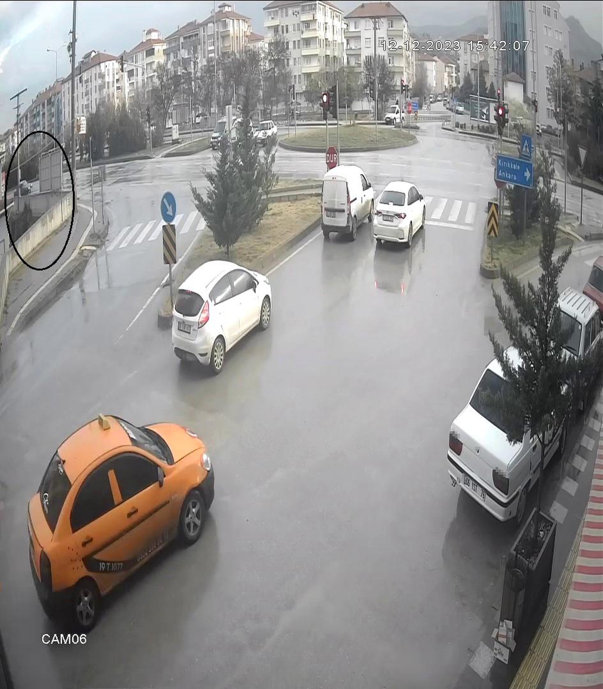 Sungurlu\'da otomobil orta refüje çıktı