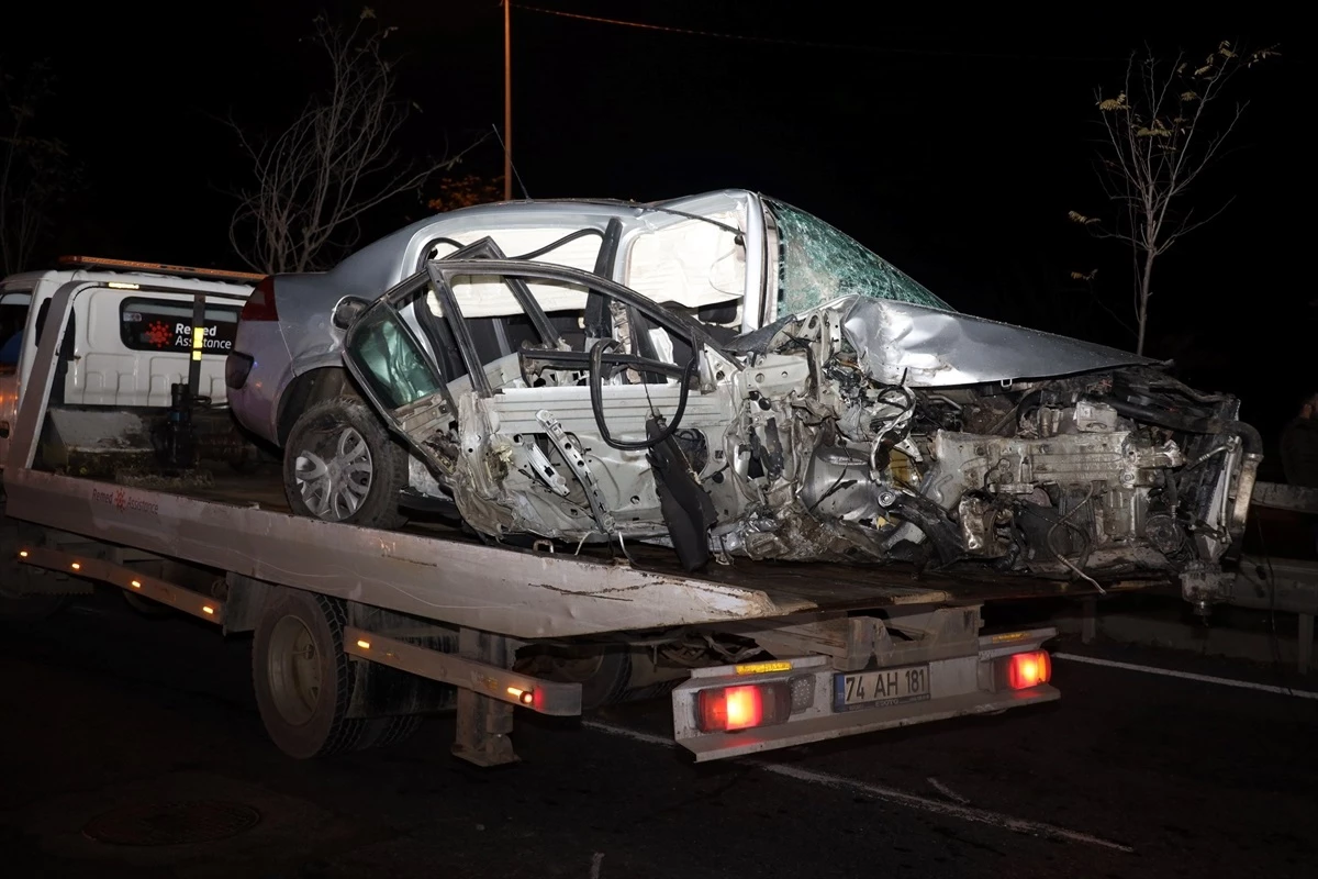 İzmit\'te bariyere çarpan otomobildeki 4 çocuk yaralandı