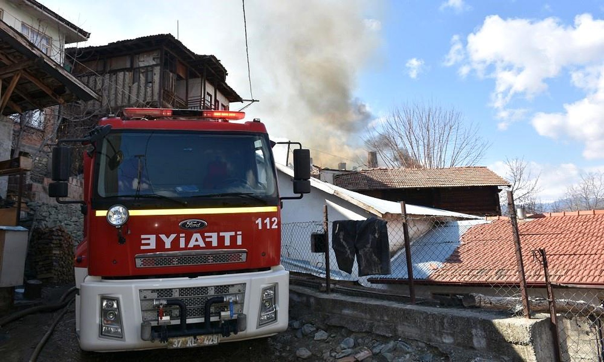 Tosya\'da çıkan ev yangını diğer evlere sıçramadan söndürüldü