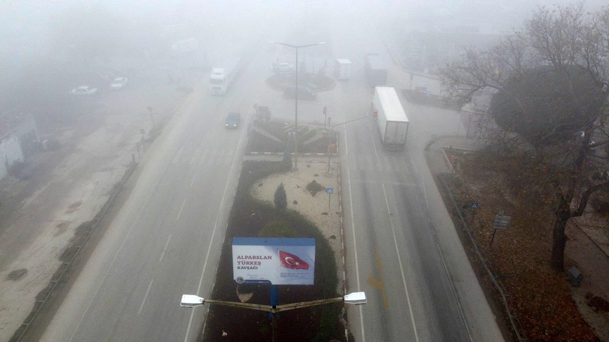 Kula\'da yoğun sis trafikte zor anlar yaşattı
