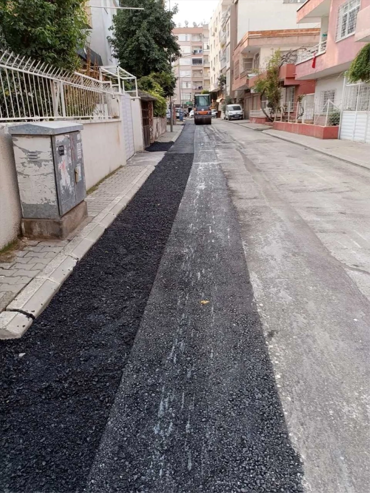 Mersin Akdeniz ilçesinde mahallelerde asfalt ve kaldırım çalışması yapıldı