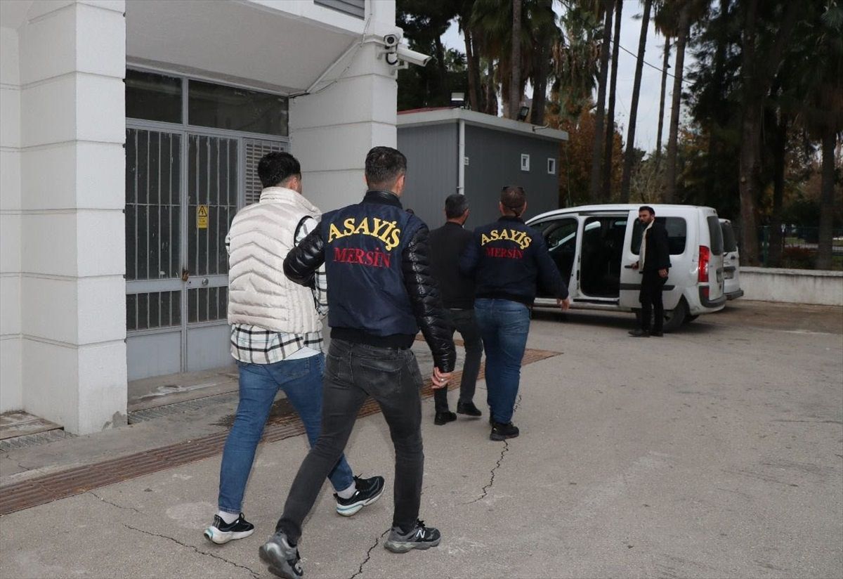Mersin\'de kamu görevlisi olarak tanıtıp dolandırıcılık yapan 4 şüpheli tutuklandı