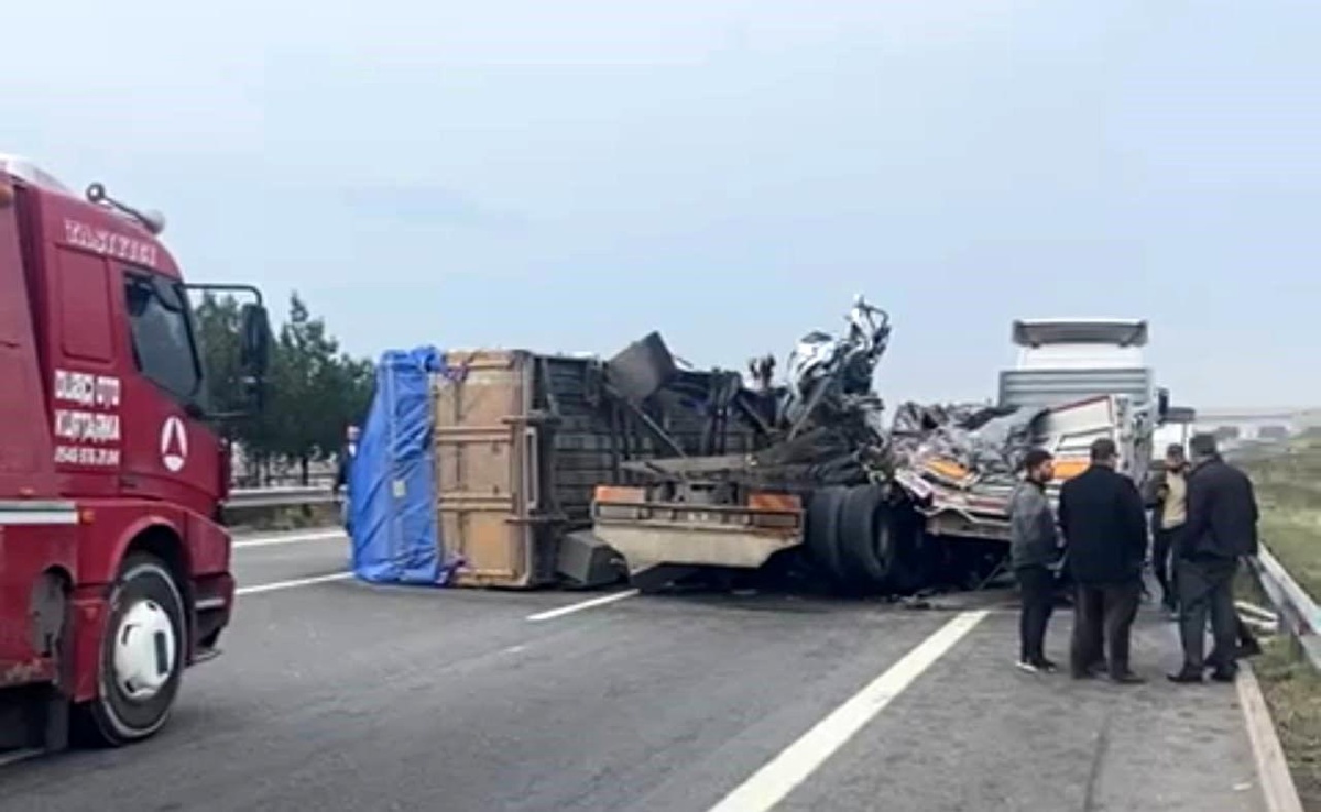 Osmaniye\'de tıra arkadan çarpan kamyon şoförü hayatını kaybetti