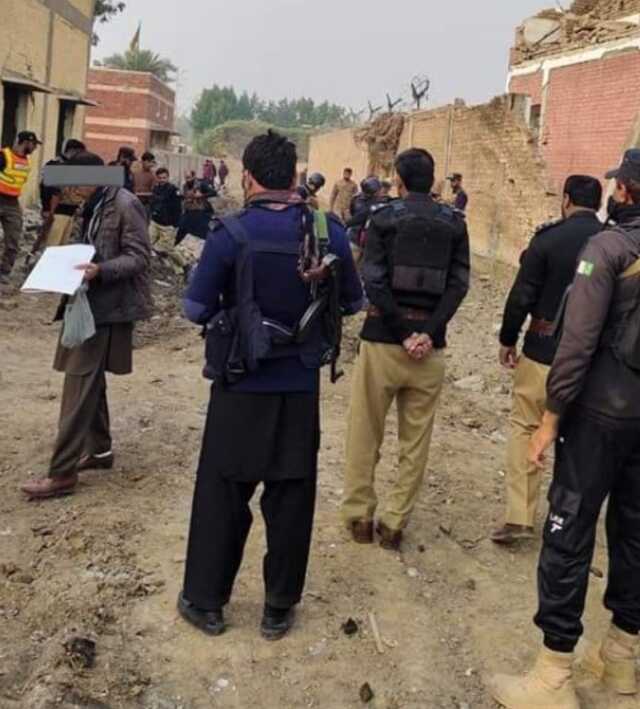 Pakistan'da askeri kışlaya bombalı saldırı: 23 kişi hayatını kaybetti Pakistan'da askeri kışlaya bombalı saldırı: 23 kişi hayatını kaybetti