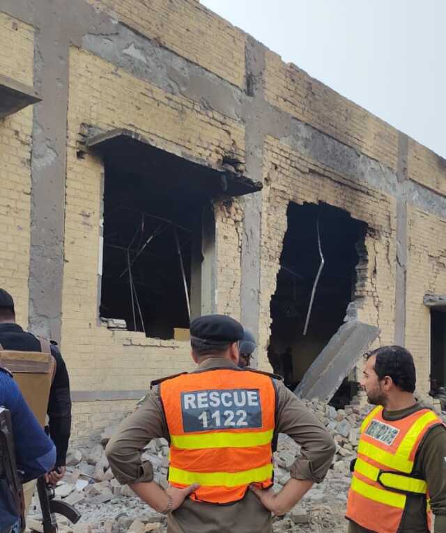 Pakistan'da askeri kışlaya bombalı saldırı: 23 kişi hayatını kaybetti Pakistan'da askeri kışlaya bombalı saldırı: 23 kişi hayatını kaybetti
