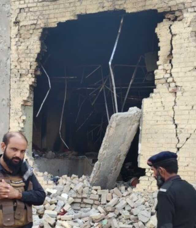 Pakistan'da askeri kışlaya bombalı saldırı: 23 kişi hayatını kaybetti Pakistan'da askeri kışlaya bombalı saldırı: 23 kişi hayatını kaybetti