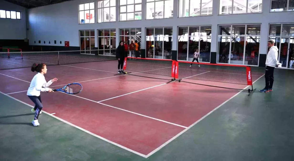 Osmangazi Belediyesi\'nin düzenlediği tenis turnuvasında minik tenisçiler kıyasıya yarıştı