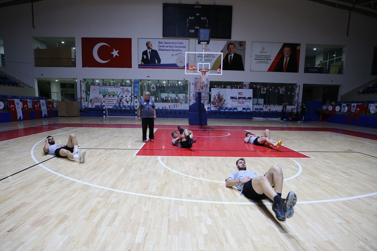 Samsunlu antrenör ve oğlu Hakkari Voleybol Takımı için mücadele ediyor
