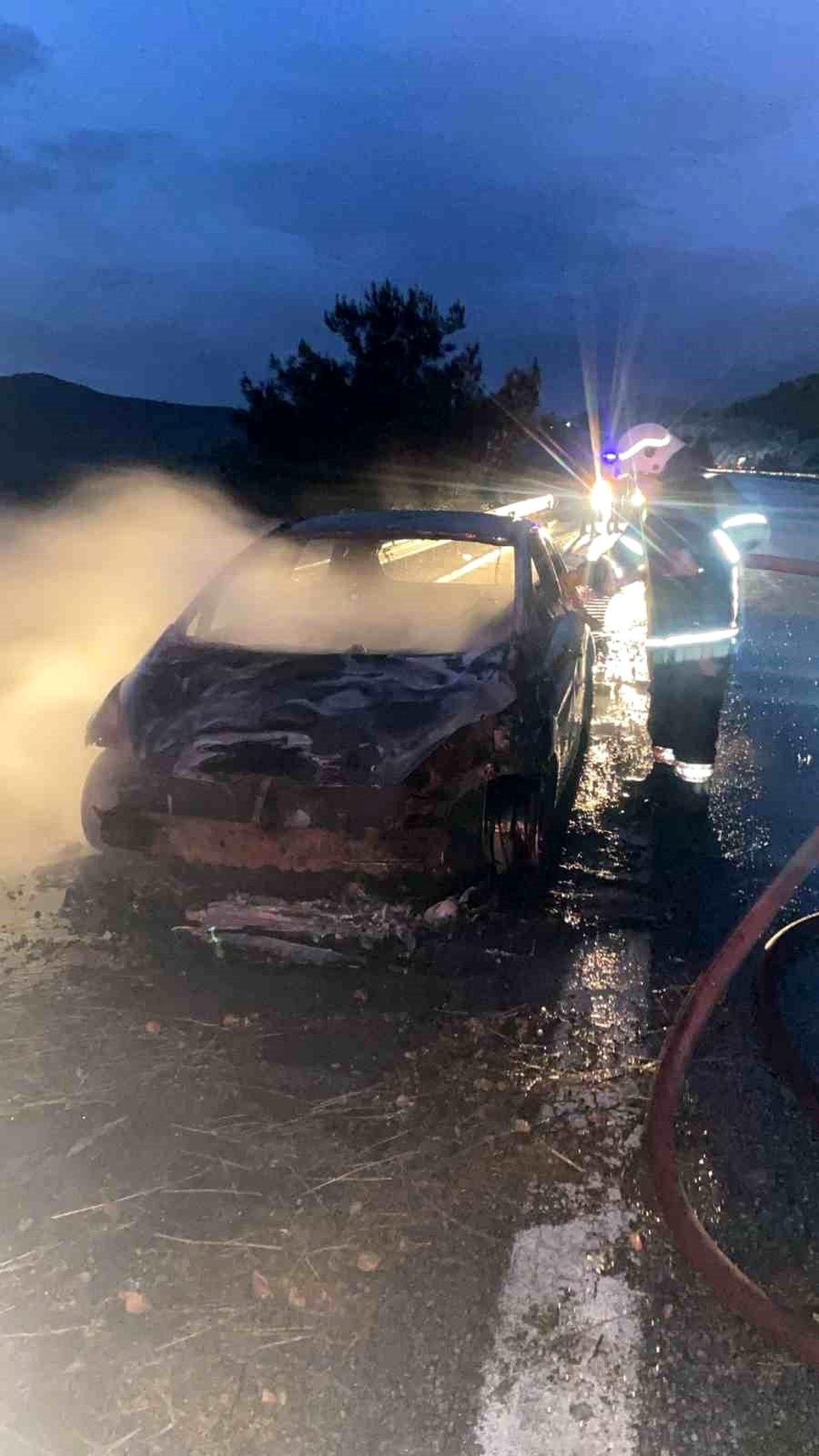 Tarsus\'ta seyir halindeki otomobil alev alev yandı