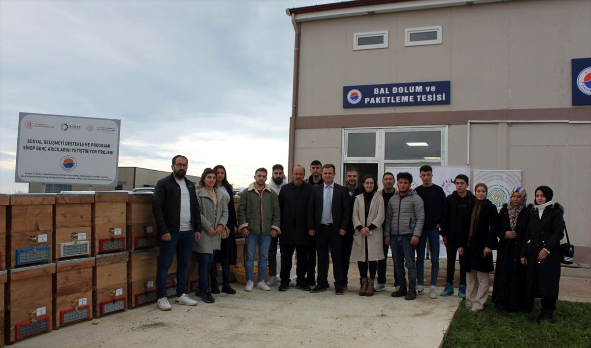 Sinop\'ta Genç Arıcılara Eğitim ve Ekipman Desteği