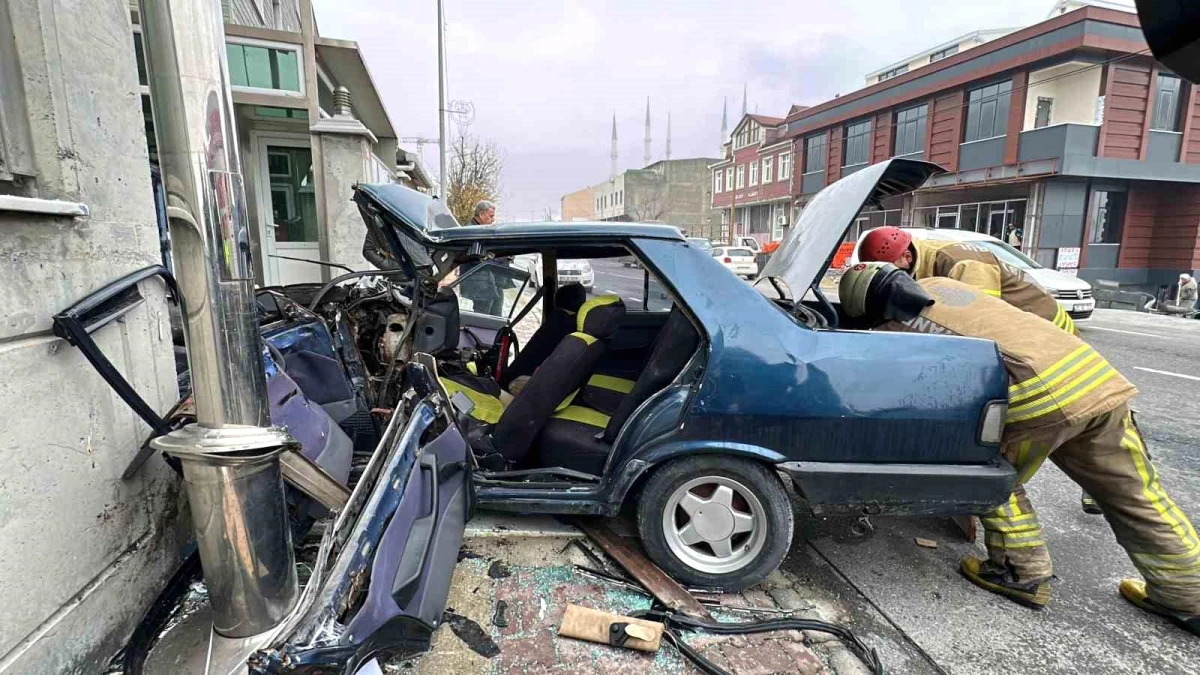 Arnavutköy\'de kaza: Sürücü kız yurdunun duvarına çarptı