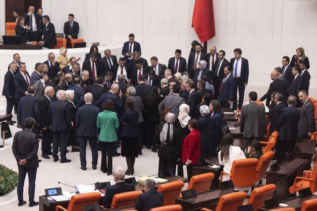 TBMM'de korku dolu anlar! SP milletvekili Hasan Bitmez konuşma yaparken kürsüde fenalaşıp bayıldı