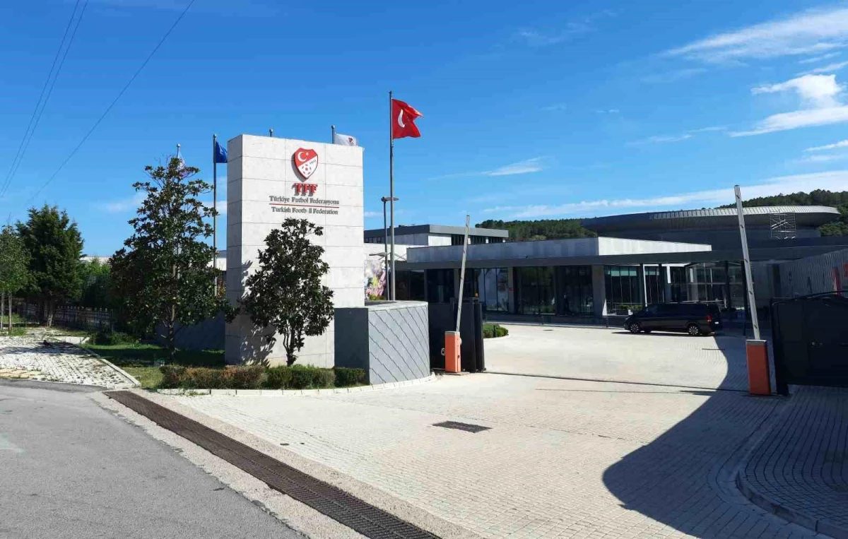 Gençlik ve Spor Bakanı Osman Aşkın Bak, hakem Halil Umut Meler\'i ziyaret etmek için tedavi gördüğü hastaneye geldi.