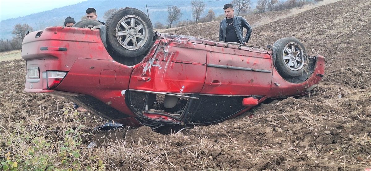 Vezirköprü\'de devrilen otomobildeki 2 kişi yaralı
