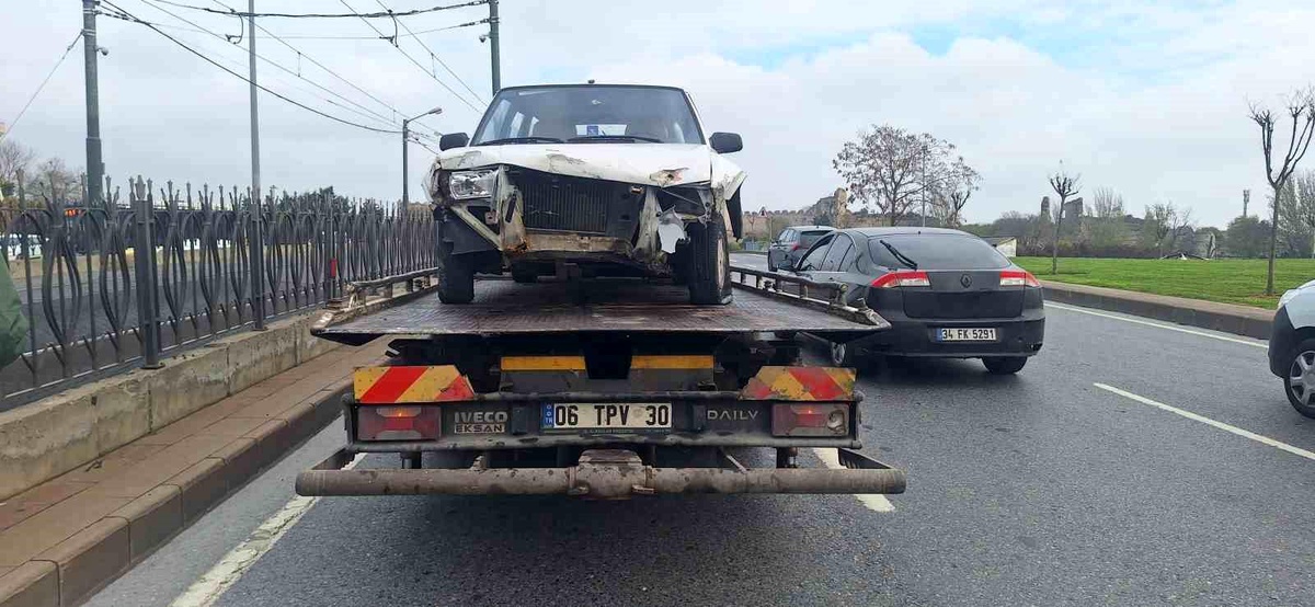 Zeytinburnu\'nda direksiyon hakimiyetini kaybeden sürücü tramvay yoluna girdi