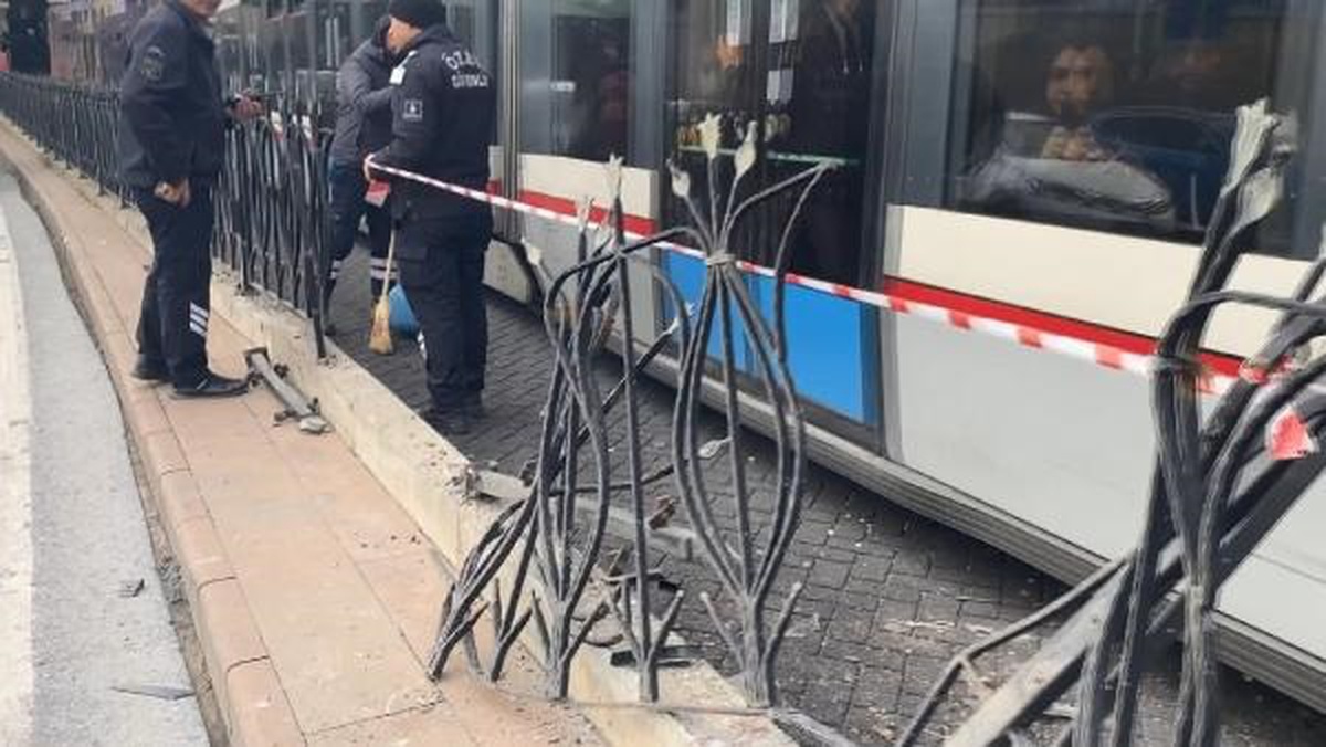 Zeytinburnu\'nda otomobil tramvay yoluna çarptı