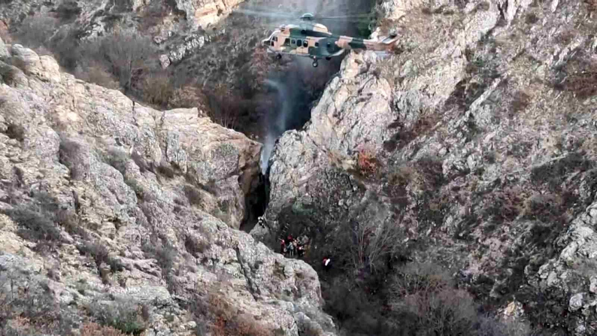 Amasya\'da Kayalıklardan Düşen Kişi Helikopterle Kurtarıldı