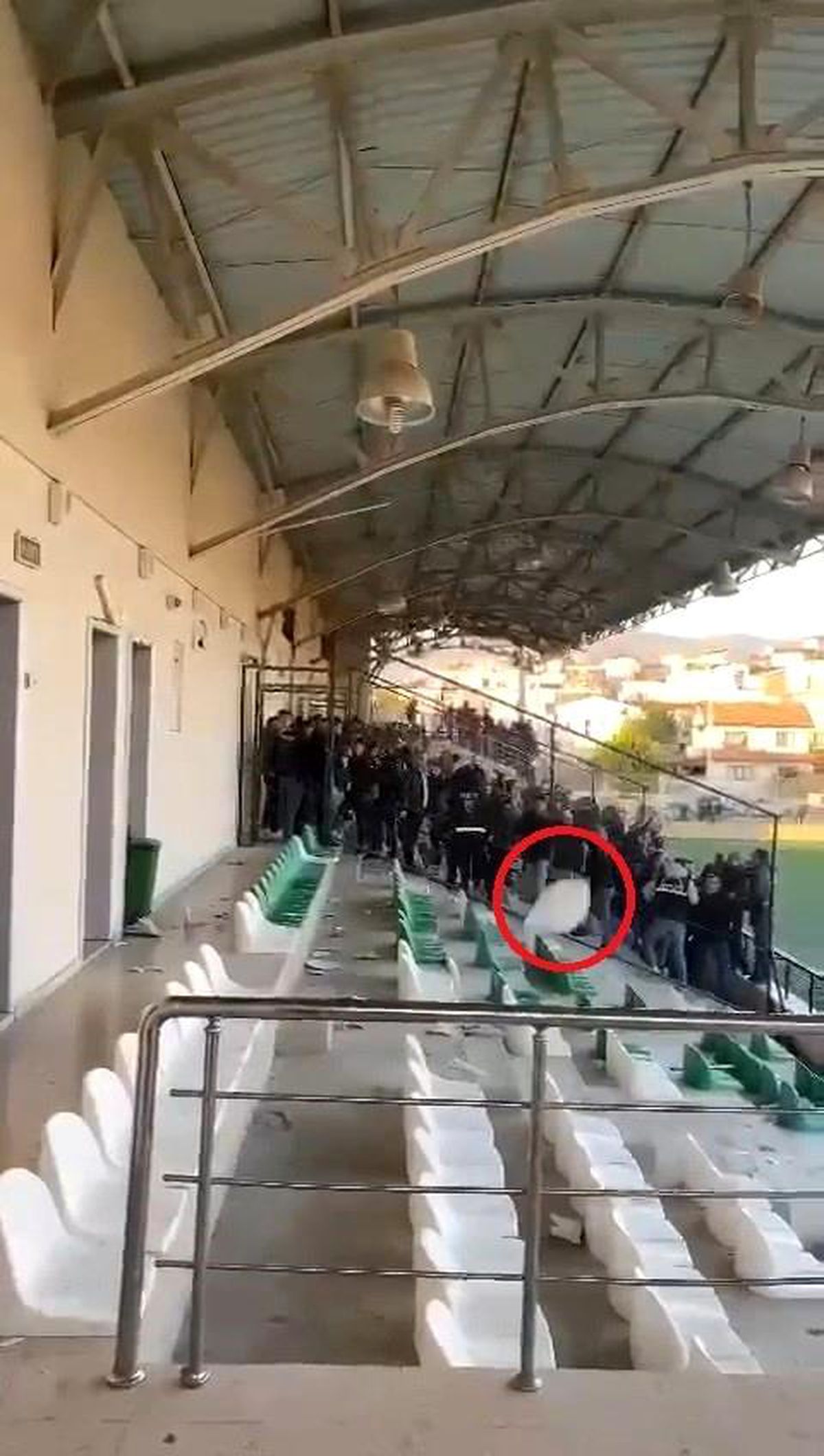 Bursa\'da Taraftarlar Arasında Gerginlik: Koltuklar Havada Uçuştu