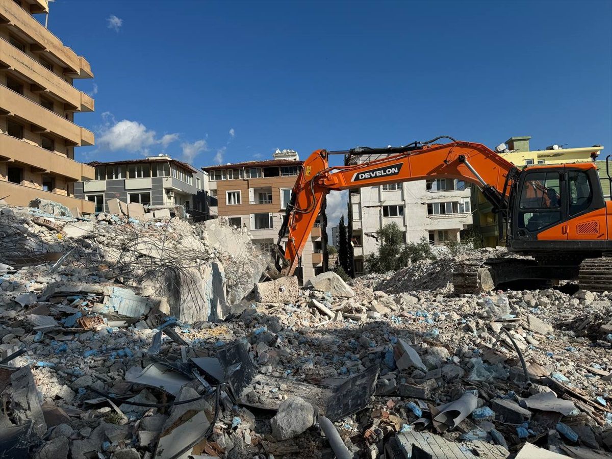 Antakya\'da deprem hasarlı bina kontrollü yıkıldı