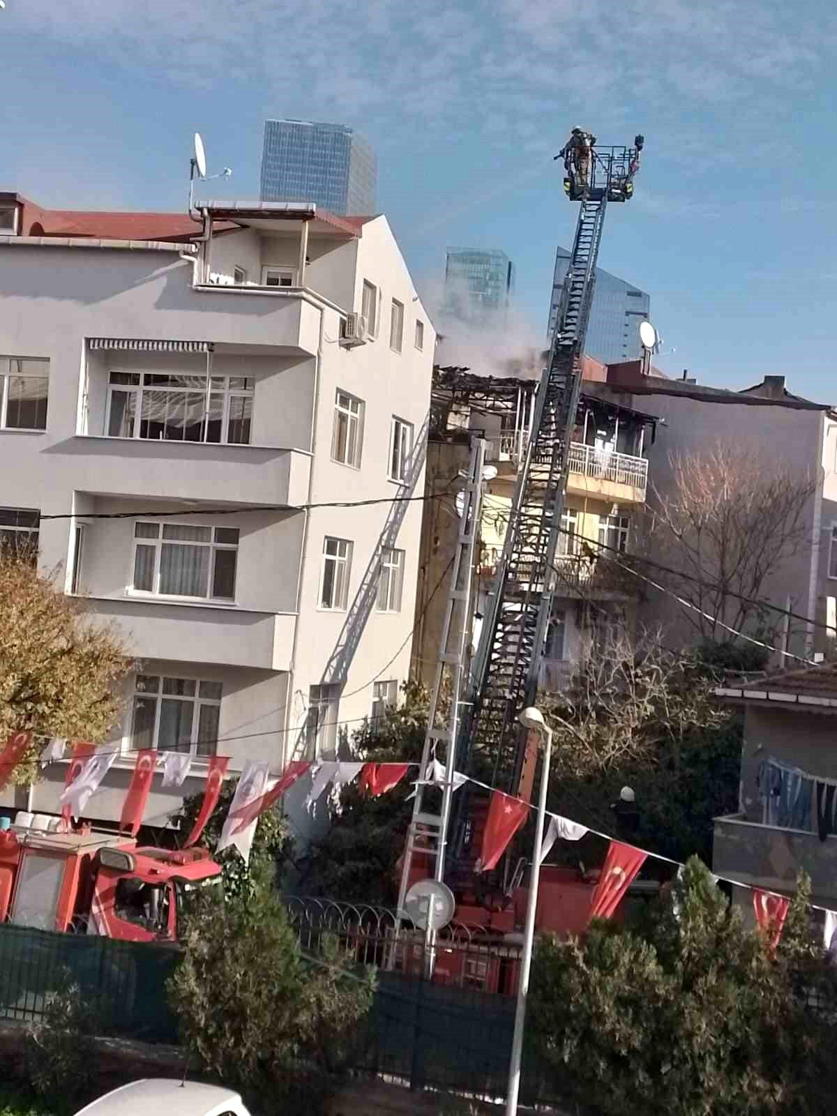 Kağıthane\'de akli dengesi yerinde olmayan bir kişi evi yaktı