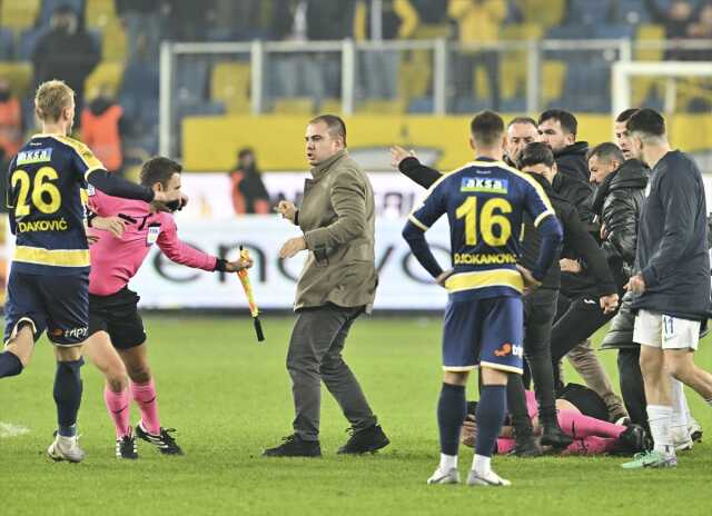 Bakan Tunç sinyali verdi: Sporda şiddet yasası değişecek Bakan Tunç sinyali verdi: Sporda şiddet yasası değişecek