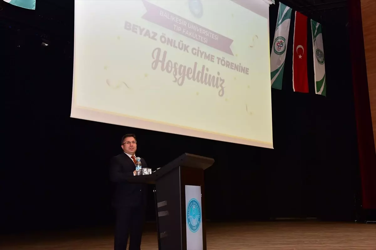 Balıkesir Üniversitesi Tıp Fakültesinin yeni öğrencileri beyaz önlüklerini giydi