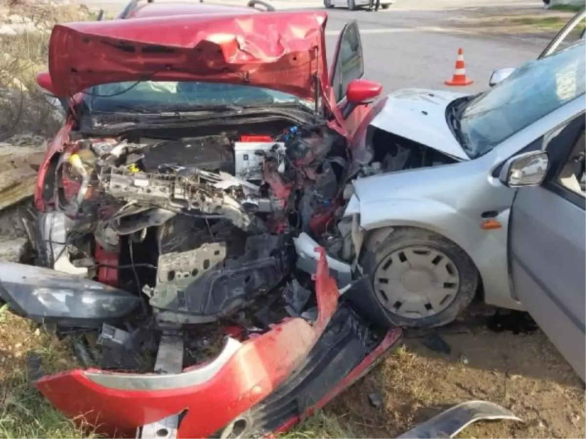 Bandırma'da kafa kafaya çarpışan otomobillerde 8 kişi yaralandı