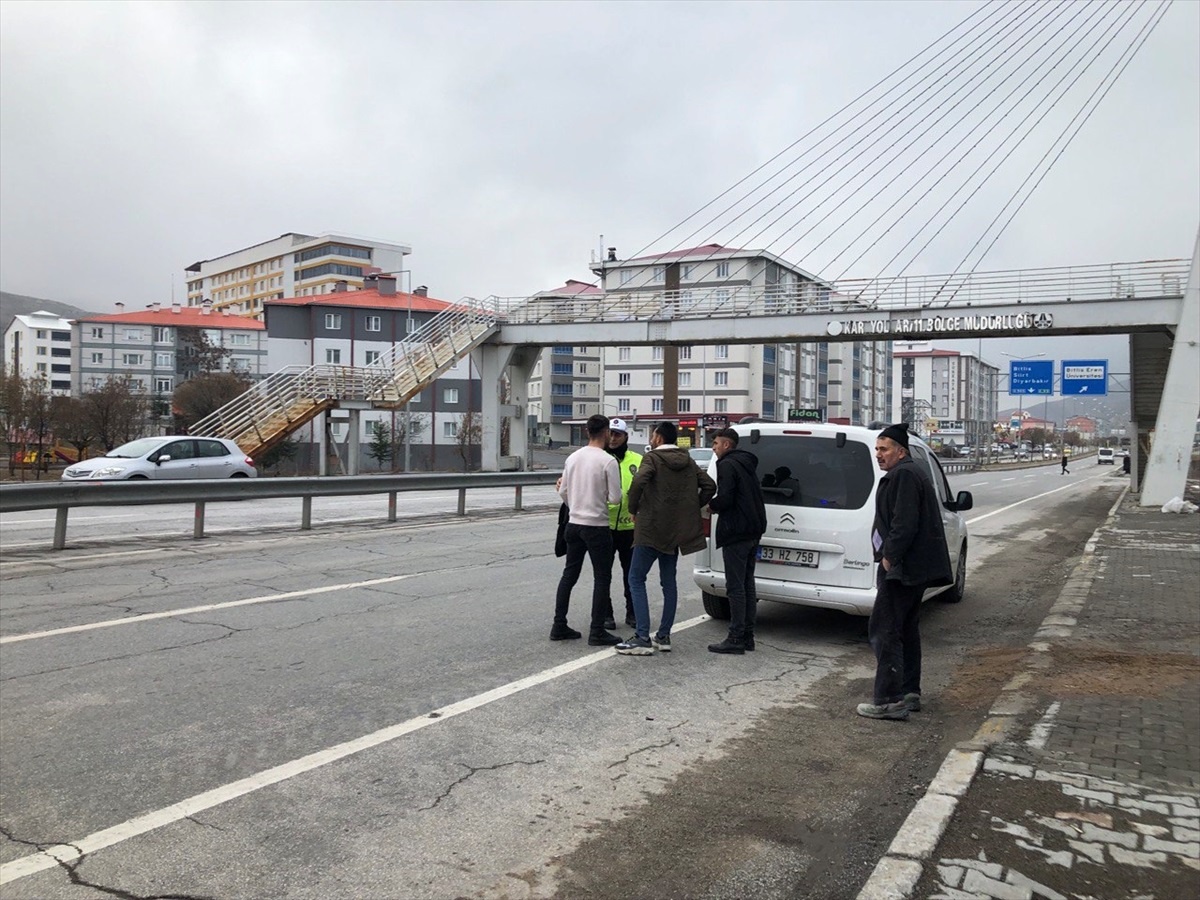 Bitlis\'te otomobilin çarptığı kadın yaralandı