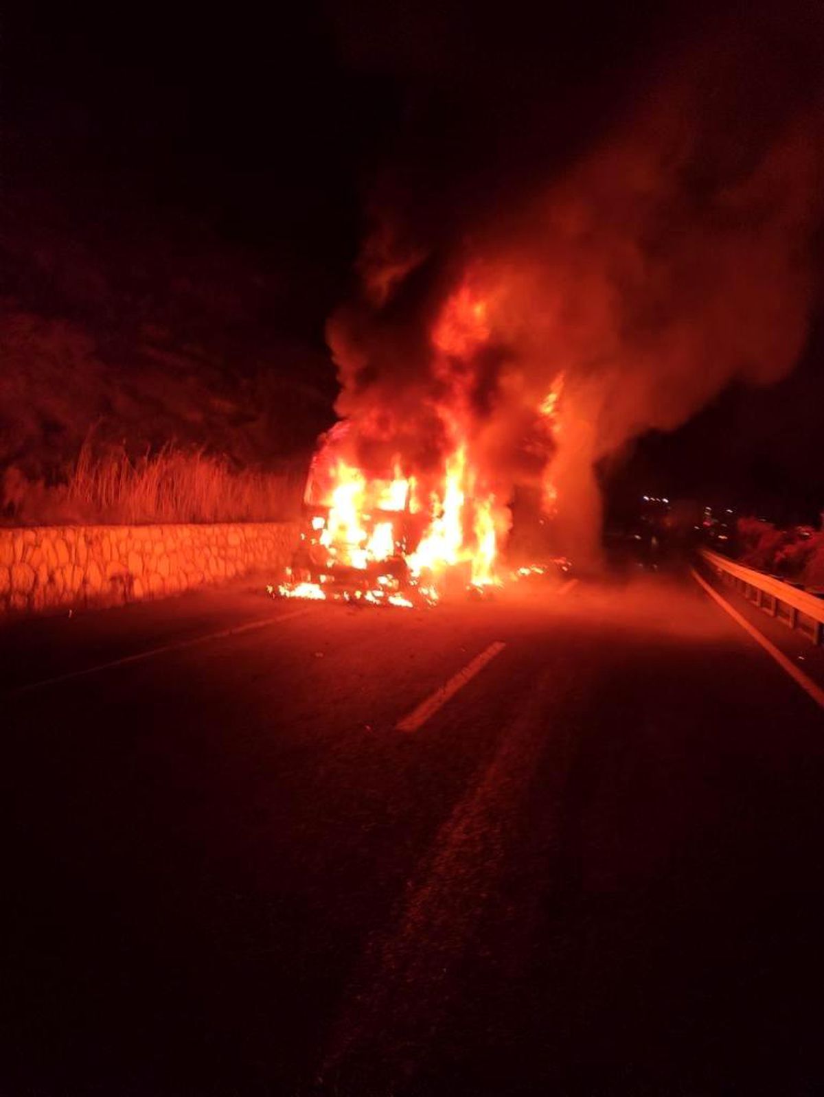 İzmir-Uşak karayolu üzerinde çimento yüklü tır yandı