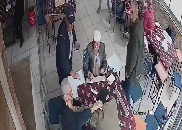 Dedelerin okey masasındaki taş kavgası kıraathaneyi karıştırdı Dedelerin okey masasındaki taş kavgası kıraathaneyi karıştırdı