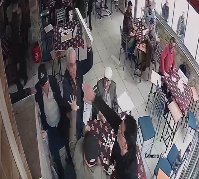 Dedelerin okey masasındaki taş kavgası kıraathaneyi karıştırdı Dedelerin okey masasındaki taş kavgası kıraathaneyi karıştırdı