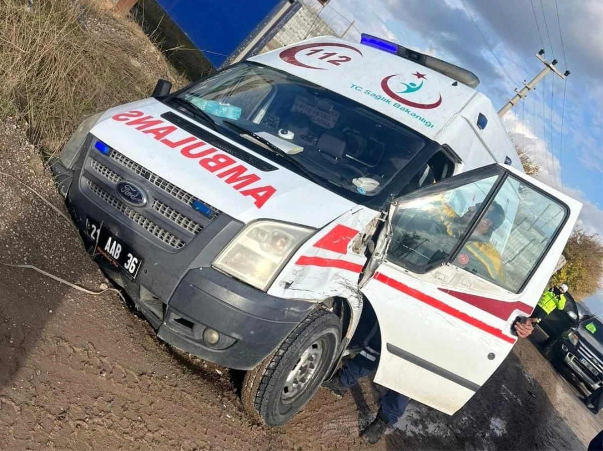 Diyarbakır\'da Ambulans Kaza Yaptı: Bir Sağlık Personeli Yaralandı