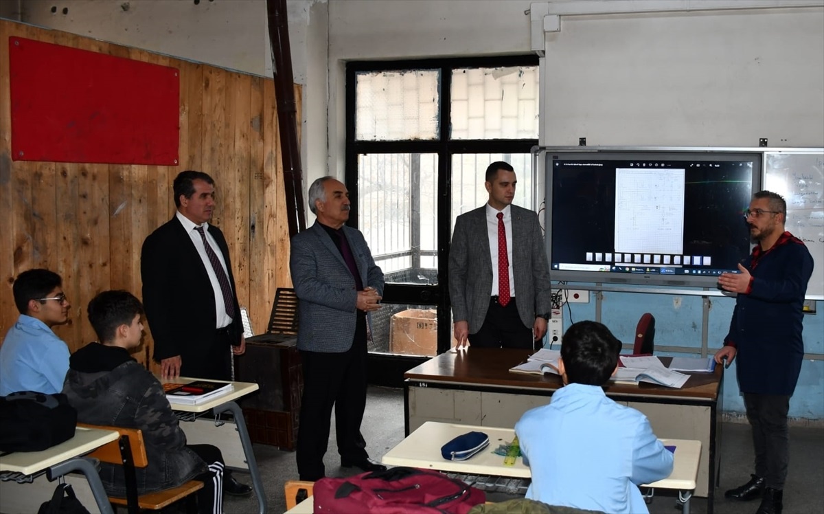 Gümüşhacıköy Kaymakamı Büyükkaymakcı\'dan okul ziyareti