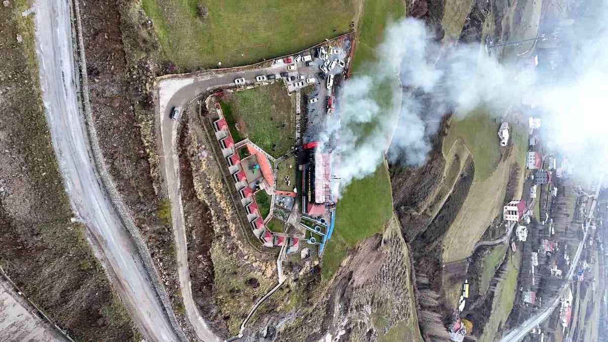 Bitlis\'te bir iş yerinde çıkan yangın dron ile havadan görüntülendi