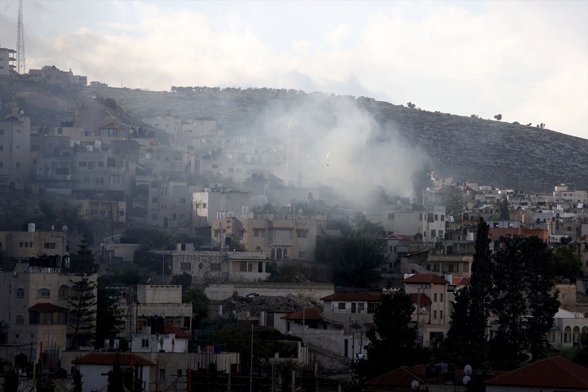 İsrail, Batı Şeria\'da 3 evi bombalayarak 8 Filistinliyi öldürdü