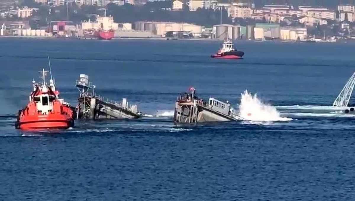 Kocaeli\'de Yüzer Havuz Battı, İnsanlar Denize Atladı