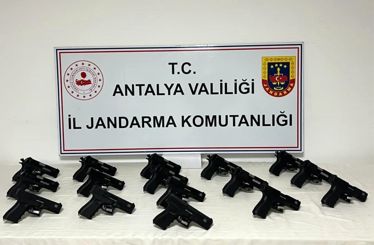 Antalya\'da 16 Ruhsatsız Tabanca Ele Geçirildi