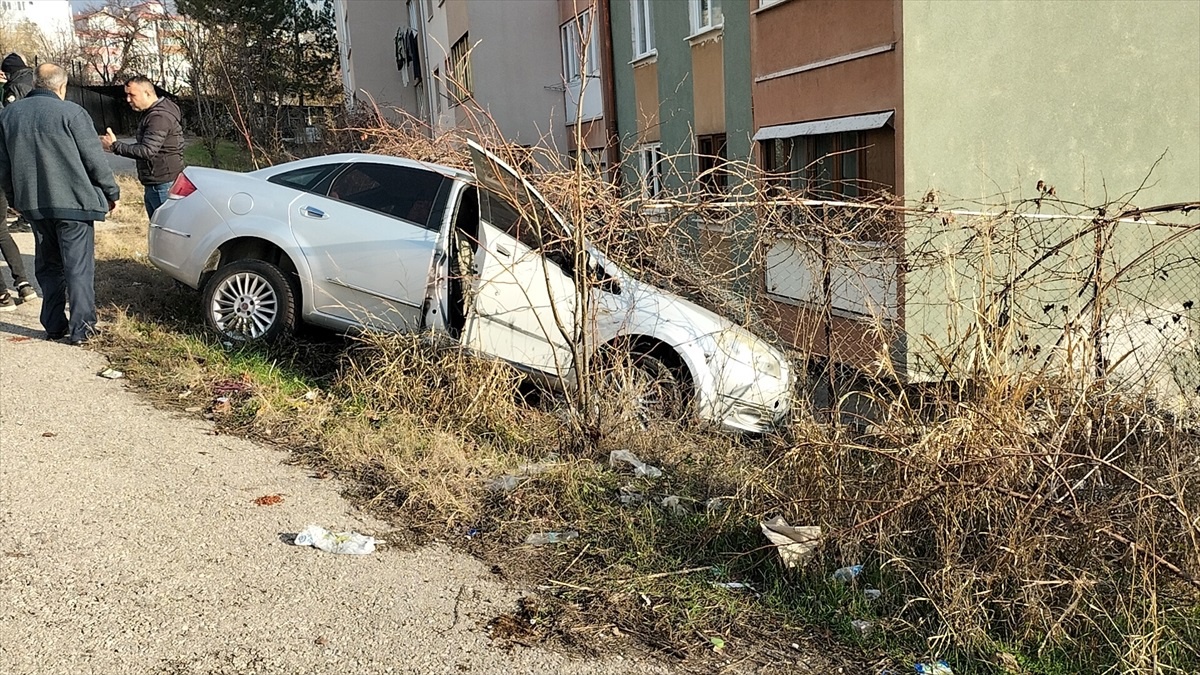 Karabük\'te istinat duvarında asılı kalan otomobilin sürücüsü yaralandı
