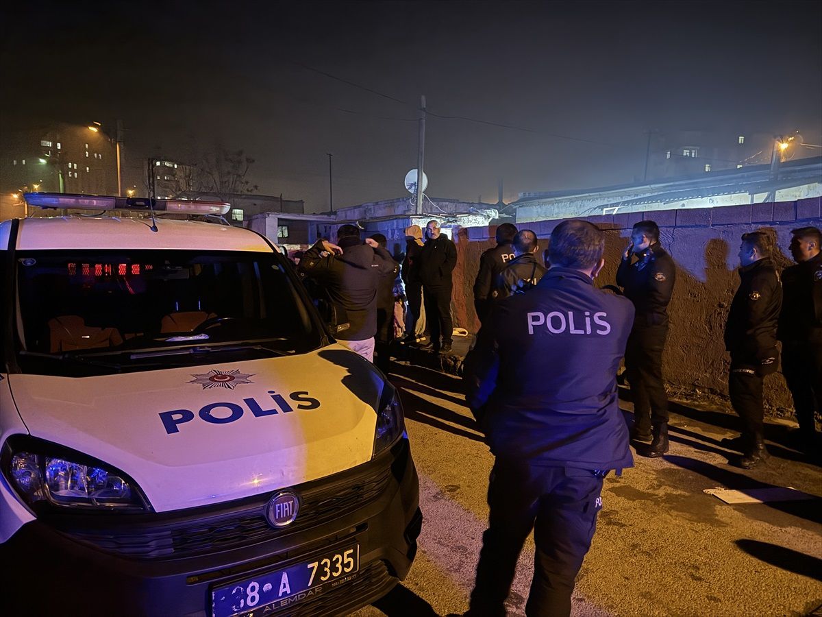 Kayseri\'de bıçaklı kavga: Yaralı tedavi altına alındı