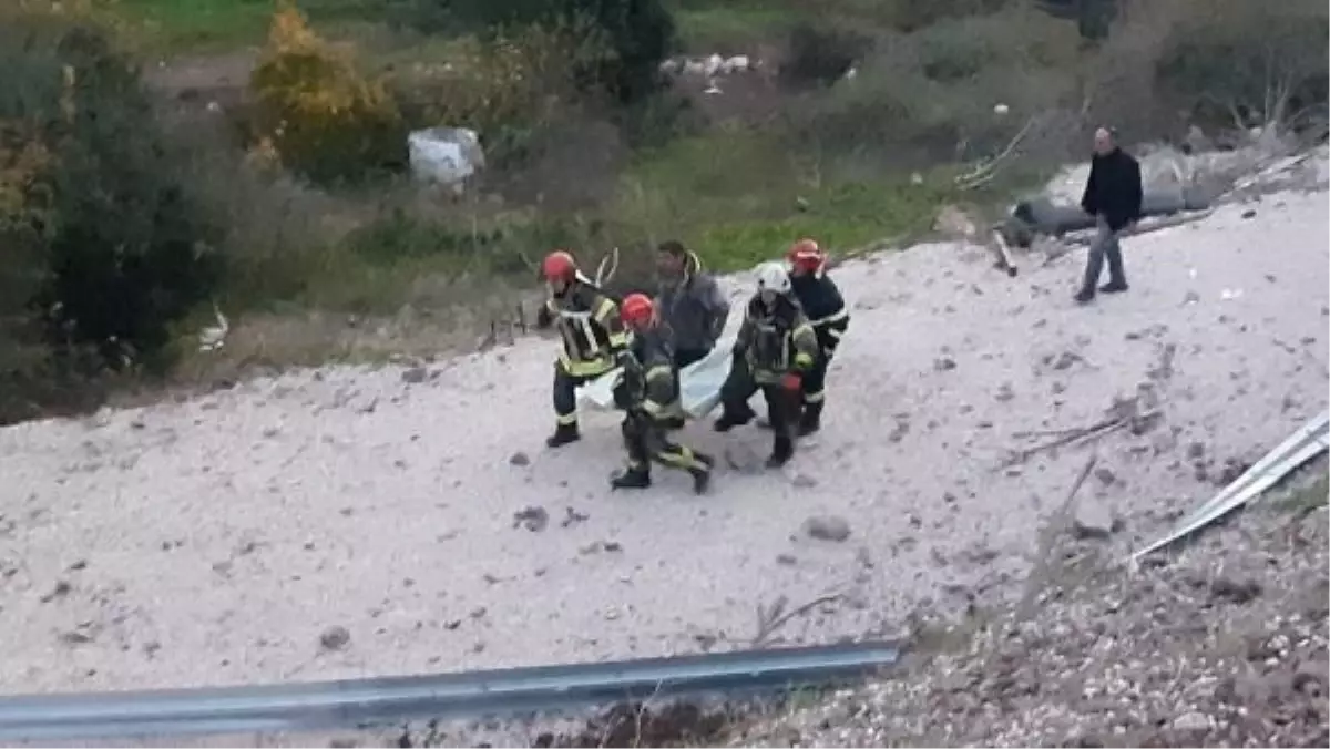 Kamyon şarampole devrildi: 1 ölü, 1 yaralı